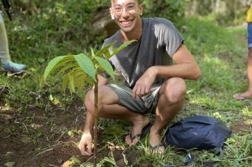 Plantation d’un tumu ’uru puero par l’étudiant LLCER-LP1 Wagener Thomas 