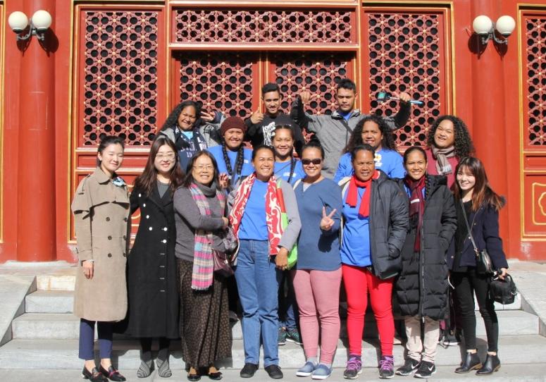 Etudiants de la tournée artistique accompagnés de leur professeur et de la co-directrice de l’Institut Confucius, madame Qi Jianhua. 11.jpg
