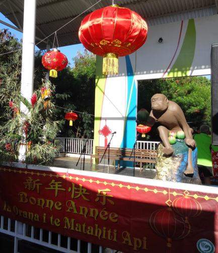 Terrasse de la bibliothèque universitaire décorée spécialement pour les festivités. On peut y voir des lanternes chinoises mais également le singe, à l’honneur en 2016, aimablement prêté par l’Association Sinitong 18.jpg