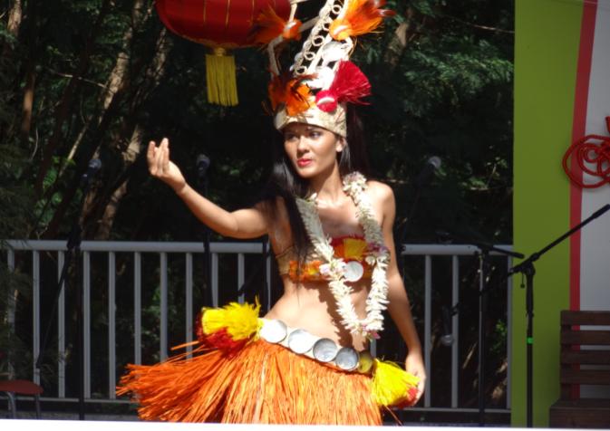 Marau Biret interprétant une prestation de danse traditionnelle polynésienne 19.jpg