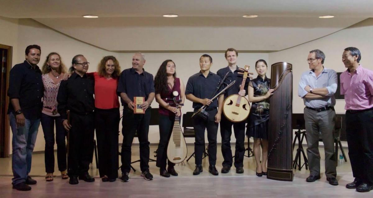 L’ensemble musical hawaïen entouré des enseignants du CAPF, du président de l’UPF, Monsieur Eric Conte et de Monsieur Léopold Musiyan, directeur administratif de l’Institut Confucius 22.jpg