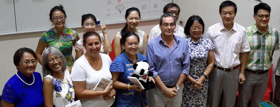 Les lauréats du concours avec les professeurs de l’Institut Confucius, Monsieur Eric Conte et Madame Qi Jianhua 24.jpg
