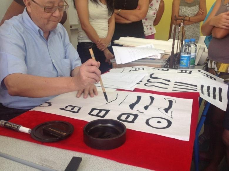 Le peintre calligraphe en pleine démonstration lors des ateliers 30.jpg