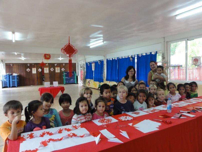 Classe de l’école catholique La Mission en plein atelier animé par une des professeurs de l’Institut Confucius pour le Nouvel An Chinois 31.jpg