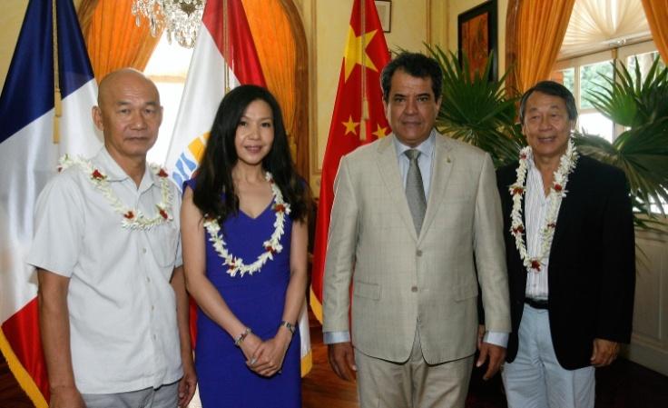 Monsieur le Président Edouard Fritch en compagnie de Madame Song Jianing, directrice de la chaîne CCTV-Français, et d’Edwin Hiu Aline, précieux collaborateur de l’Institut Confucius 34.jpg