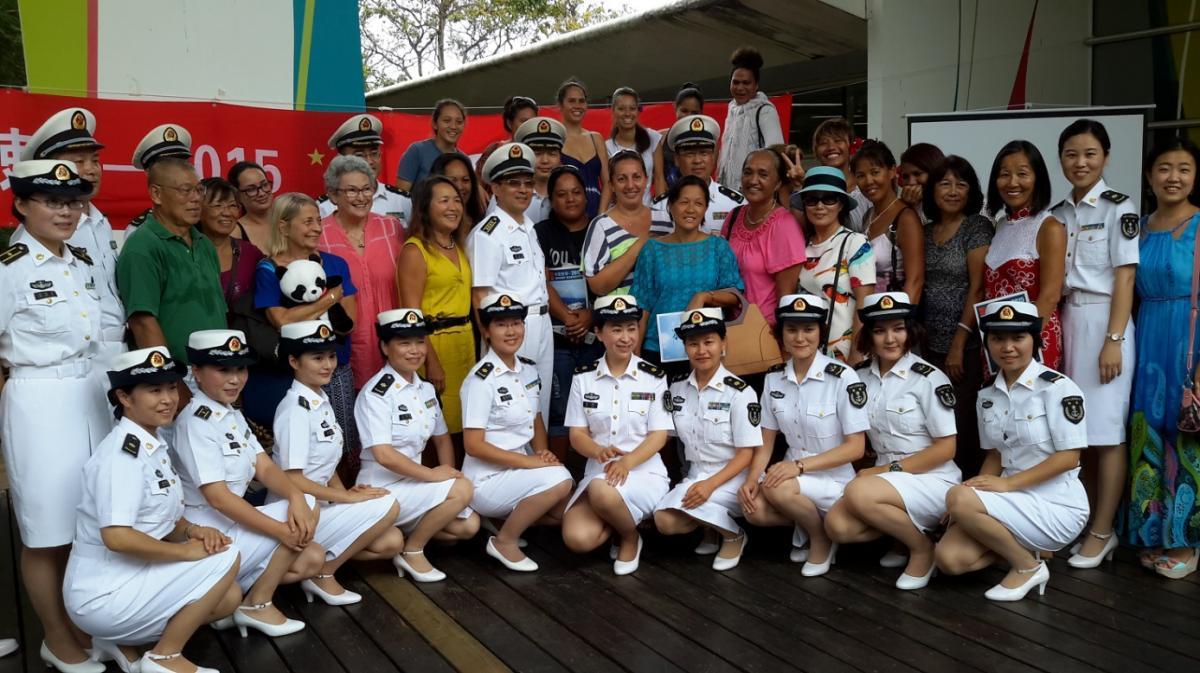 Photo de groupe de l’équipage, avec des élèves de l’UPF et des enseignants 39.jpg