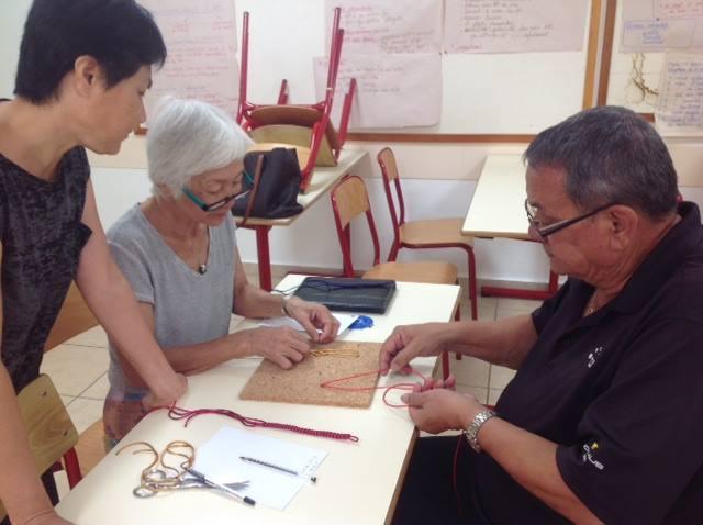 Sur cette photo, nous pouvons voir Madame Wang Ruihua (à gauche), première co-directrice de l’institut Confucius, et deux fidèles apprenants de mandarin s’attelant à la confection des bracelets chinois. 41.jpg